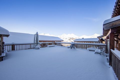 Located in the hamlet of Courbaton, away from the hustle and bustle of Les Arcs, but less than 800 meters from the resort center of Arc 1600, this large chalet has been divided into 2 duplex apartments. The first apartment benefits from a large livin...