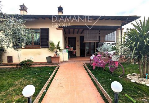 CASTIGLIONE DEL LAGO (PG) Loc. Pozzuolo Umbro: Semi-detached villa on three levels of approximately 300 sqm comprising: - Basement: tavern with kitchen and fireplace, cellar, laundry, bathroom with shower and garage of 60 sqm approx. - Ground floor: ...