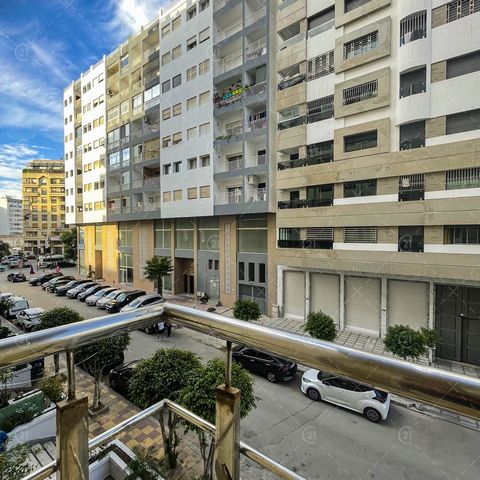 Te koop aangeboden door uw agentschap CENTURY21 Tanger, een prachtig appartement met een oppervlakte van 81m2 op de 1e verdieping van een beveiligd gebouw gelegen in de wijk Moulay Ismail, op slechts 5 minuten van het stadscentrum. Volledig vernieuwd...