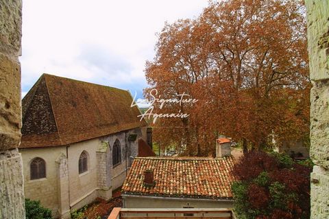Located in Hautefage-la-Tour, 20 minutes from AGEN and 15 minutes from Villeneuve sur LOT. This stone house impresses with its authentic charm and renovation potential. You will be able to benefit from all the amenities and services of the town (scho...