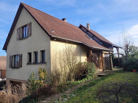 10 minutes from Burnhaupt, in the commune of Soppe Le Haut, house from 1988, on a plot of 834 m2. Habitable from the ground floor, thanks to its bedroom of approx. 12 m2, a large living room/living room of approx. 36 m2 and its open and bright kitche...
