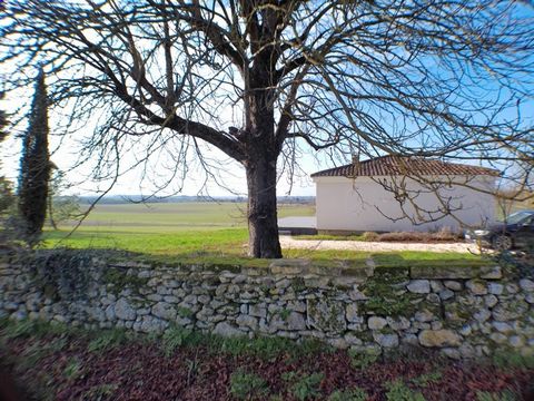 Located in the countryside, in a hamlet far from busy roads, real estate complex consisting of two completely renovated detached houses, on a plot of 3560m2 overlooking the surrounding countryside. No vis-à-vis with the neighbours in relation to the ...