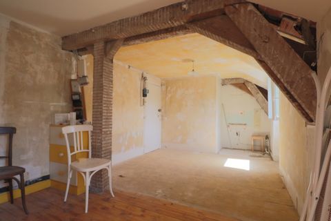 In the heart of the Massif du Sancy and, more precisely, in the centre of La Bourboule, seize this opportunity to acquire a studio to finish furnishing, consisting of a room and a bathroom with toilet. Facing south, it is located on the 5th and last ...