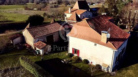 How not to fall under the spell of this former 18th century coaching inn, carefully renovated with quality materials! Located only 1 hour from Bordeaux by motorway, and close to all amenities, the calm of the place and its green setting give it a lot...