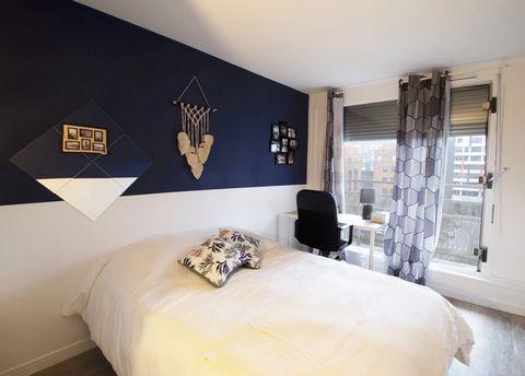 This 15m² room is fully furnished and equipped with a double bed. The room includes a work area, consisting of a desk with a desk chair. The room also features a storage cupboard and harmonious decorations. This room has access to a balcony shared wi...
