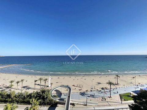 Lucas Fox presents this charming apartment located on the seventh floor of a building in the Virgen de Socorro neighbourhood in the centre of Alicante, with spectacular views of the sea and the port. From the building we reach the beautiful Postiguet...