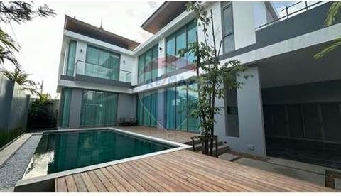 Experimente a vida de luxo no The Teak Phuket em Choeng Thale, Phuket! O Teak Phuket, uma casa meticulosamente trabalhada e projeto de villa por CHANYAWEE GROUP CO., LTD., é um testemunho do luxo moderno de estilo oriental. Concluído em dezembro de 2...