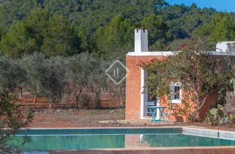 With a sprawling total constructed area spanning 225 m² and complemented by a charming guest house, this property seamlessly marries modern comfort with rustic allure. Upon stepping into this exclusive sanctuary, one is immediately embraced by the se...