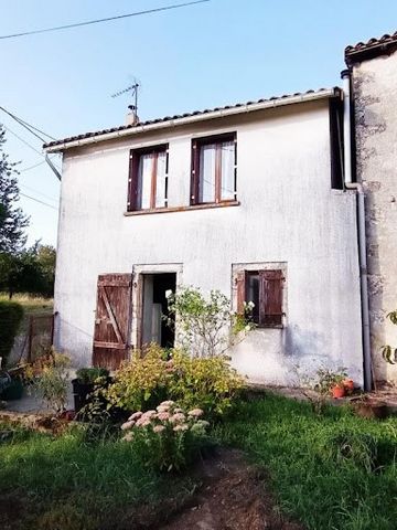 Op het platteland, in het hart van een klein gehucht, op slechts 15 minuten van Ruffec en halverwege tussen Verteuil-sur-Charente en Nanteuil-en-Vallée (2 karaktervolle dorpen), kom en ontdek dit vastgoedcomplex inclusief een woonhuis van ongeveer 55...