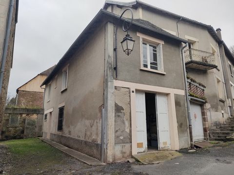 The Pont Cardinal Immobilier agency offers for sale, village house composed on the ground floor of an entrance with access to the shower room and the separate toilet. Also direct access to the garage. Upstairs is a separate kitchen and two bedrooms.