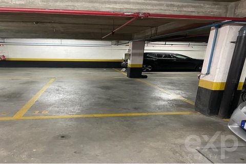 Place de parking à la Quinta da Terrugem dans un garage couvert avec accès à un compteur électrique individuel. L’allée dispose d’un portail automatique. Possibilité de louer pour une voiture ou plusieurs motos. Il s’agit d’une opportunité unique pou...