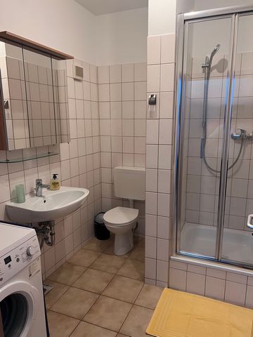 Zur Miete steht ein Ein-Raum-Apartment. Es ist gut geeignet für Singels oder ein kleines Monteurteam. Die Wohnung ist komplett ausgestattet. 2 Einzelbetten (90 x 200), Küche mit Tiefkühlschrank, Bad mit Waschmaschine, TV, W-Lan.
