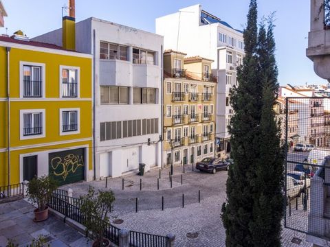 Four-storey building with 479 m2 for refurbishment with a expansion project, in progress at the Lisbon Chamber: an excellent opportunity for investment. The building was originally designed with modernist and unique features, evident on the main faça...