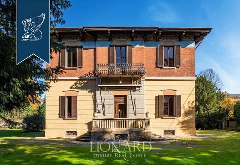 Sumptuous vintage villa for sale in Brianza with 450 square meters distributed on 3 levels, surrounded by a garden hidden of 6000 square meters, ideal for a timeless lifestyle between Milan and Lake Como. The villa, developed on three floors, respect...