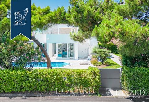 On the idyllic private island of Albarella, in Venice's Lagoon, there is this elegant modern villa with a pool for sale in front of the sea. A few kilometers from Venice, the most romantic city in the world, Venice, the island is fully included ...
