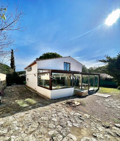 NOVELTY SUNSET IMMO offers: In a cul-de-sac, quiet and not overlooked, Charming house under renovation, Composed on one level of a very beautiful living room, with open kitchen, all bathed in light thanks to the large bay windows that surround the ro...