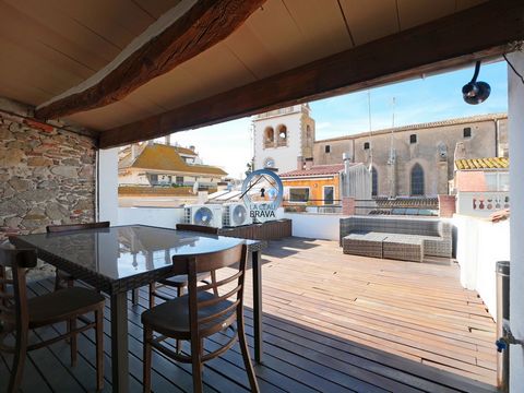 This village house in Palamós, just a stone's throw from Plaça de la Vila, invites you to discover the charm of Mediterranean life. Spread over three floors, it combines tradition and modernity to offer you a home full of comforts. In addition, it ha...