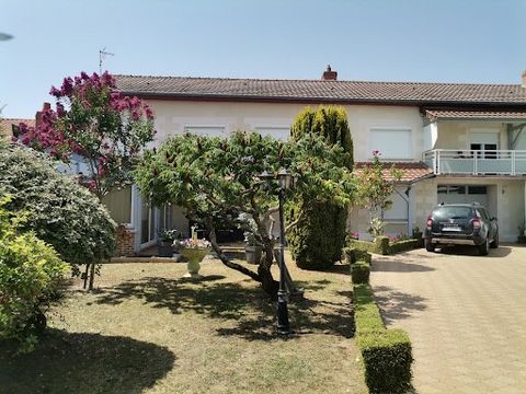 House is composed of a large living room open to the fitted kitchen, bright living room, two verandas, an entrance with stairs, a bathroom and separate toilet as well as an office, rear kitchen. Upstairs, 3 beautiful bedrooms of 15 m2 each. An indepe...