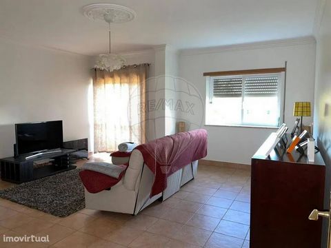 Excellent 3 bedroom apartment well located in one of the main avenues of Grândola, living room with balcony, bathroom with bathtub, 2 bedrooms, 1 suite and spacious kitchen with balcony. Don't miss this opportunity for an investment with guaranteed p...