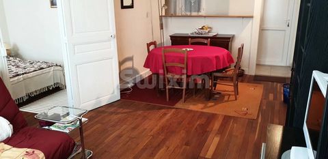 Ref 67901MV: Longjumeau sector - In a very small condominium of 7 lots, beautiful cozy 3-room apartment, very well maintained, located in the city center. Beautiful exposure, very bright. Marble fireplaces. Kitchen. Large storage room on the landing....