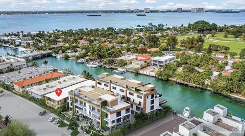 Investitionsmöglichkeit in der schönen Insel Normandie in Miami Beach. Dieses Anwesen am Wasser mit Zugang zum Meer befindet sich in einer breiten Wasserstraße. Der zweistöckige Apartmentkomplex mit 10 Wohneinheiten umfasst acht (8) große 1/1-Einheit...