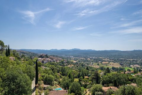 Callian, beautiful villa close to the village, quiet and residential area, about approx 197 m2 completely renovated, with a superb view on the village and surrounding hills. The house include an entrance, a bright living room, large kitchen, dinning ...