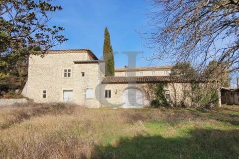 15 mn EST MONTELIMAR - Drôme Provençale RARE ! Ideally located 15 minutes from Montélimar and motorway links, lovers of history and old stones will be seduced by this authentic Drôme farmhouse with its interior courtyard offering around 600m² of tota...