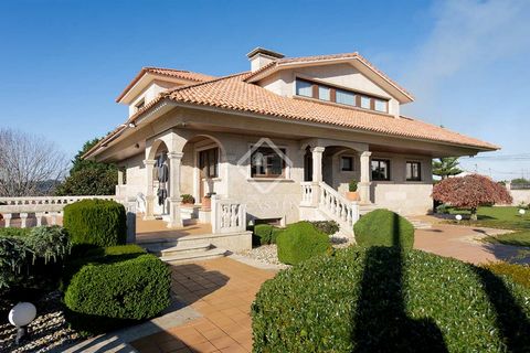 This fantastic property is located in the Nigrán area, a very charming area, near Playa America. It is a villa with lots of natural light and surrounded by a beautiful and well-kept garden with a swimming pool. The entrance to the property takes us t...