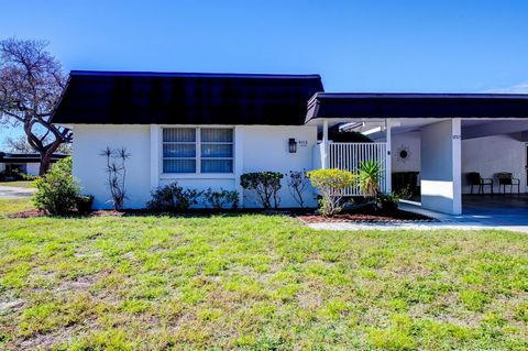 UPDATED UNIT, TURN-KEY FURNISHED. Amazing location within Glen Oaks Ridge - just a few miles from downtown Sarasota and steps away from the newly renovated Bobby Jones Golf Course! This beautifully updated villa is move-in ready and full of designer ...