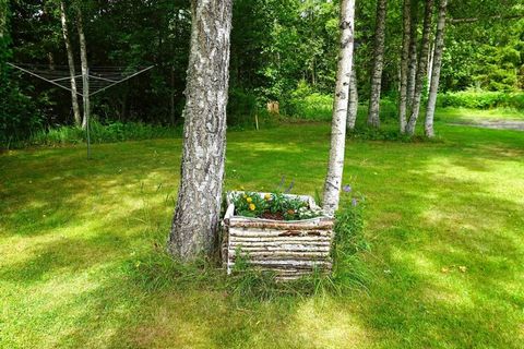 This house is located in the middle of Roslagen with nature as a neighbor. Total silence reigns here and yet you only have 1 hour and 20 minutes to central Stockholm. The spacious cabin is located on a large plot of land that is fenced in at the back...