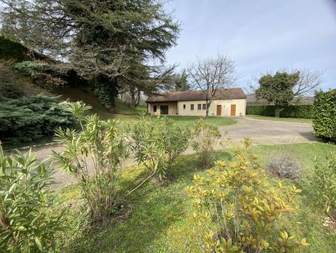 Charming single-story house, nestled in the heart of the Périgord Noir, just a few steps from a beautiful small village. This residence offers 2 comfortable bedrooms, a shower room, and a bathroom. The separate kitchen is ideal for inviting guests, w...