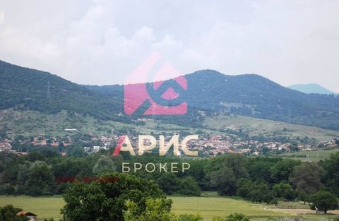 Aris Broker offers to your attention a unique plot of land located in the village of Pesnopoi. The plot has a total area of 930 square meters and offers a variety of opportunities for its future owners. The plot is terraced on two levels. The first l...