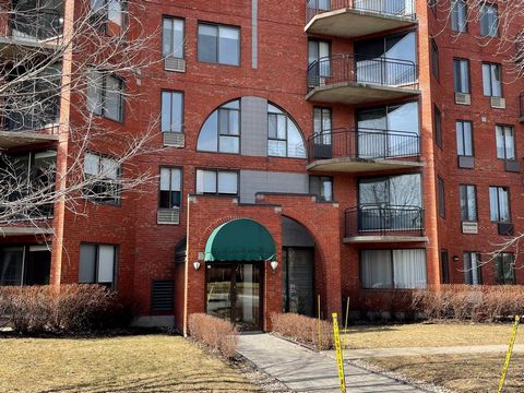 New price. Exceptional location in the heart of Domaine André-Grasset in Ahuntsic. Condo 916 sf with 1 bedroom, 1 bathroom with a separate shower, 1 storage space in the apartment and 1 outdoor parking located 5 minutes walk from Jean Martucci Park. ...