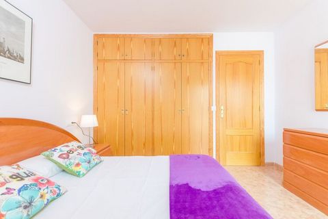 This is an independent chalet in a quiet and residential area. On the one hand, we have the front porch, furnished with exterior table and chairs together with two beautiful armchairs where you will enjoy your meals al fresco or sit to have a coffee ...