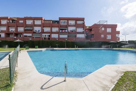 The exterior of this fantastic urbanisation in which the property is located is a real marvel, as it has a shared chlorine swimming pool with dimensions of 19m x 11m and a depth range of 1.10m to 1.75m. The little ones can play and run around in the ...