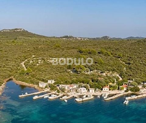 Agricultural land for sale is located only 10 meters from the sea in Prtljug bay in Lukoran on the island of Ugljan. The land has an area of ​​1450 m2, and it is 4 km from the center of Lukoran.