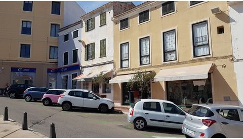 Do you want your own business in one of the main squares in the center of Mahón? Look at the possibilities that this building has! Currently the ground floor is a fashion store and the upper floor is used as a warehouse. You have the possibility of h...