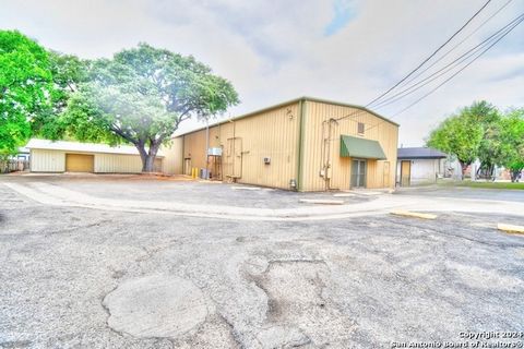Spacious and versatile commercial property in a prime high visibility location, positioned just one block off Hwy 27/Broadway, near the corner of G & Water Streets, between F and G Streets. This property offers ample space to suit a large range of bu...