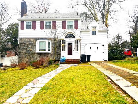 Lovely 3 bedroom home minutes to NYC bus, several houses of worship and nearby conveniences. Home has a master bedroom/bath and 2 more bathrooms. Modern Kitchen with enclosed porch, living room/DA with hardwood floors throughout the home. Recreation ...
