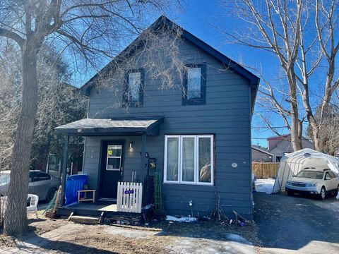 Beautiful renovated duplex located in the heart of the Lac-des-Fées sector in downtown Hull and close to all services. Duplex offering 2 x 1 bedroom, rents bringing in $25,800 per year, unheated and unlit. Good optimization potential and excellent in...
