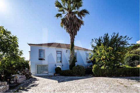 Unique Farm in Vale de Lobos – Almargem do Bispo with about 1,910 m2, located about 30 minutes from the center of Lisbon and 20 minutes from Cascais, in a bucolic and quiet environment and with a view of the Pena Palace in Sintra. It has 2 houses (on...