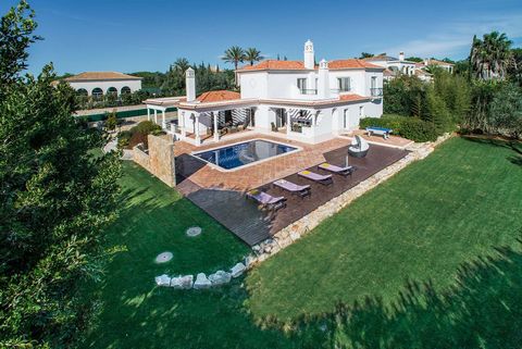 Located in Almancil. This exquisite 5-bedroom Villa is nestled within the highly sought-after area of Quinta Verde, mere moments away from the prestigious Quinta do Lago, as well as the picturesque beaches and vibrant town of Almancil. Situated in th...