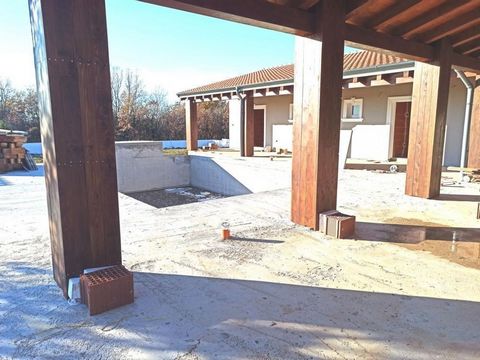 Villa en phase finale de construction dans la région de Svetvincenat à seulement 20 km de Rovinj et à 15 km des plages et de la mer les plus proches ! La superficie totale de la villa est de 248 mètres carrés La fin des travaux est prévue en mai 2022...