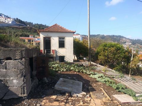 Esta moradia, situada na localidade do Caniço, na ilha da Madeira, é uma oportunidade única de investimento. Com dois pisos e inserida num generoso lote de 5030 m2, esta propriedade tem um grande potencial para ser recuperada e transformada na sua ca...