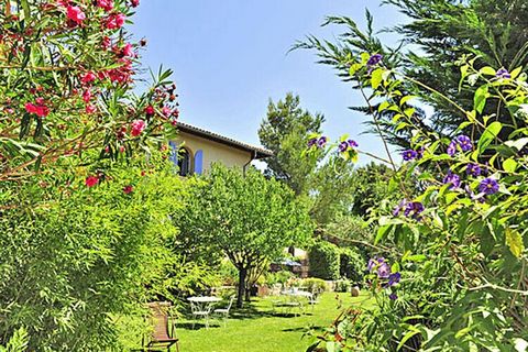 Provencal Bed and Breakfast with 5 comfortable rooms, each with their own bathroom, for 2 people (a room for up to 3 people). Very close to the Mediterranean and his beaches, still in a quiet area. The garden welcomes you with its sunny, as well as i...