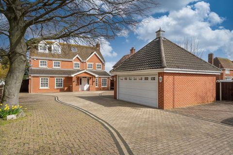 This hugely impressive family home has been recently renovated, both inside and out, and offers carefully considered versatile accommodation that makes it a superb place for a family. A short walk from the beach, you have easy access to all amenities...