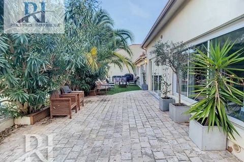 Located 6 minutes' walk from Cannes harbor, this property is set at the end of a cul-de-sac in absolute calm. This atypical house is on two levels, with a surface area of 167 Sqm and a 100Sqm terrace. On the first floor you'll find two bedrooms, two ...
