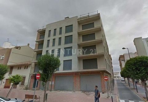 Are you looking for your new Commercial Premises? Excellent opportunity to acquire Commercial Premises, located on Catarroja Street, in the town of Albal province of Valencia. It has good access and is well connected. Located in an environment surrou...