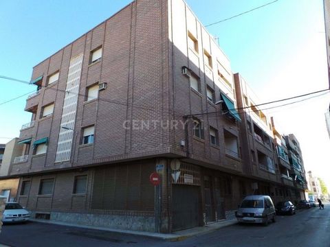 ATTENTION INVESTORS: If you are looking for a good return, we offer you this bright flat with 3 bedrooms, two of them with fitted wardrobes, 2 bathrooms, living room with a balcony, kitchen with a separate utility room. Located in Calle Luna Nº 10 Pi...