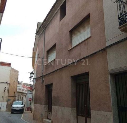 Do you want to buy a flat in Muro de Alcoy (Alicante)? Excellent opportunity to acquire this apartment to restore located in Muro de Alcoy (Alicante). It is a building of two heights above ground with the back demolished. The asset is perfectly locat...